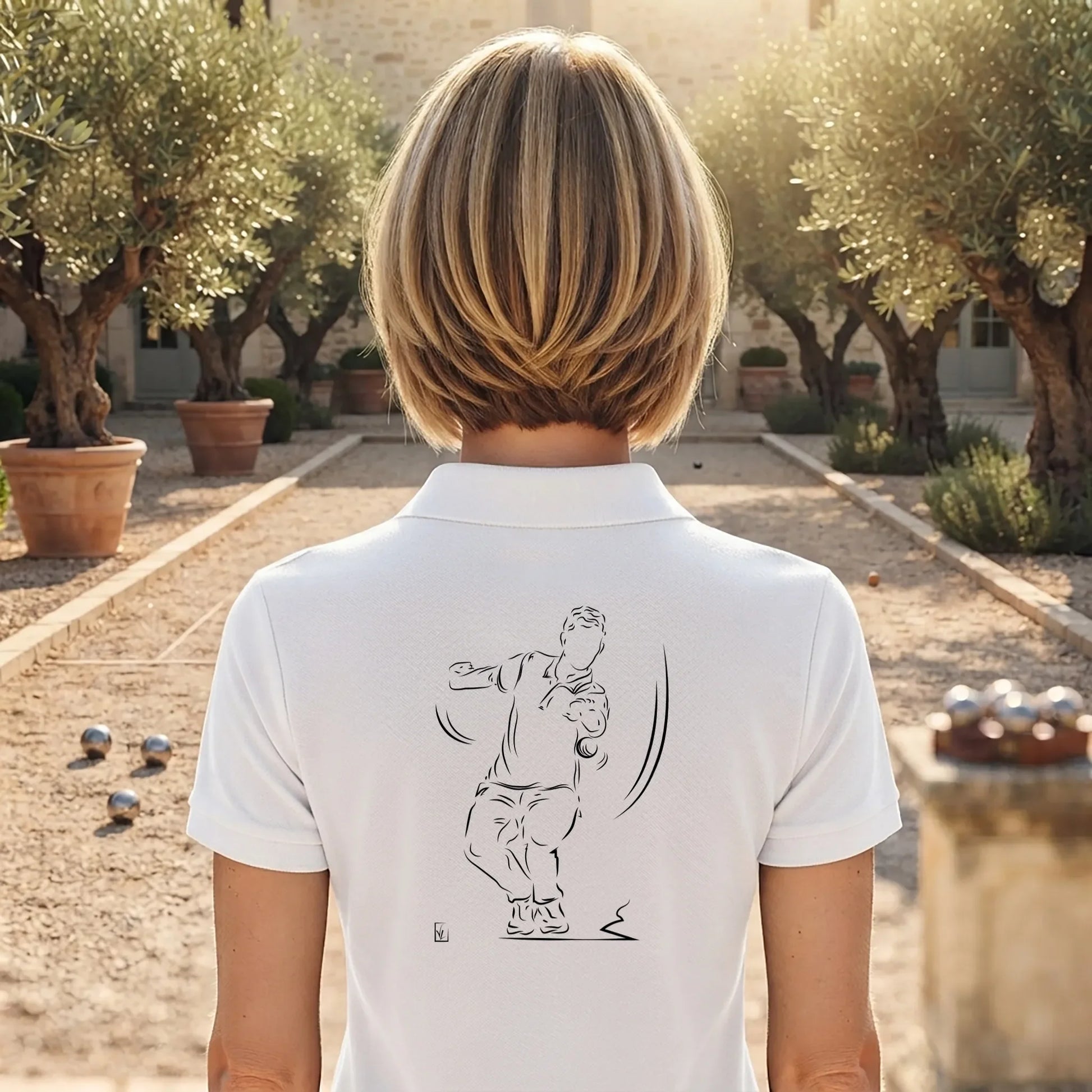 Polo Pétanque femme blanc à personnaliser avec un texte, un prénom, surnom. Idée cadeau joueuse de pétanque, dessin "Trajectoire" au dos.