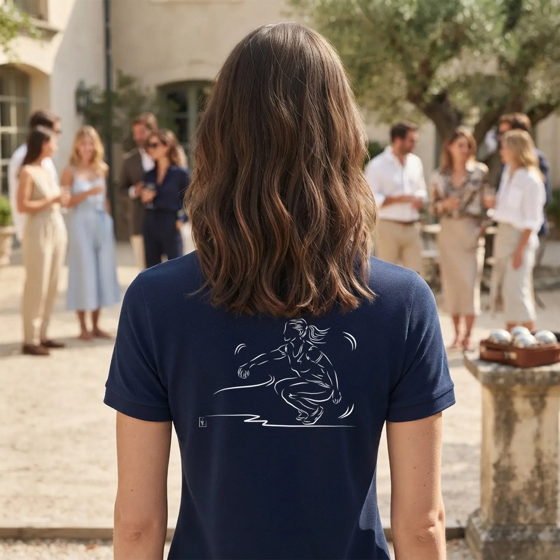 Polo Pétanque femme bleu navy à personnaliser avec un texte, un prénom, surnom. Idée cadeau joueuse de pétanque, dessin "Précision" au dos.