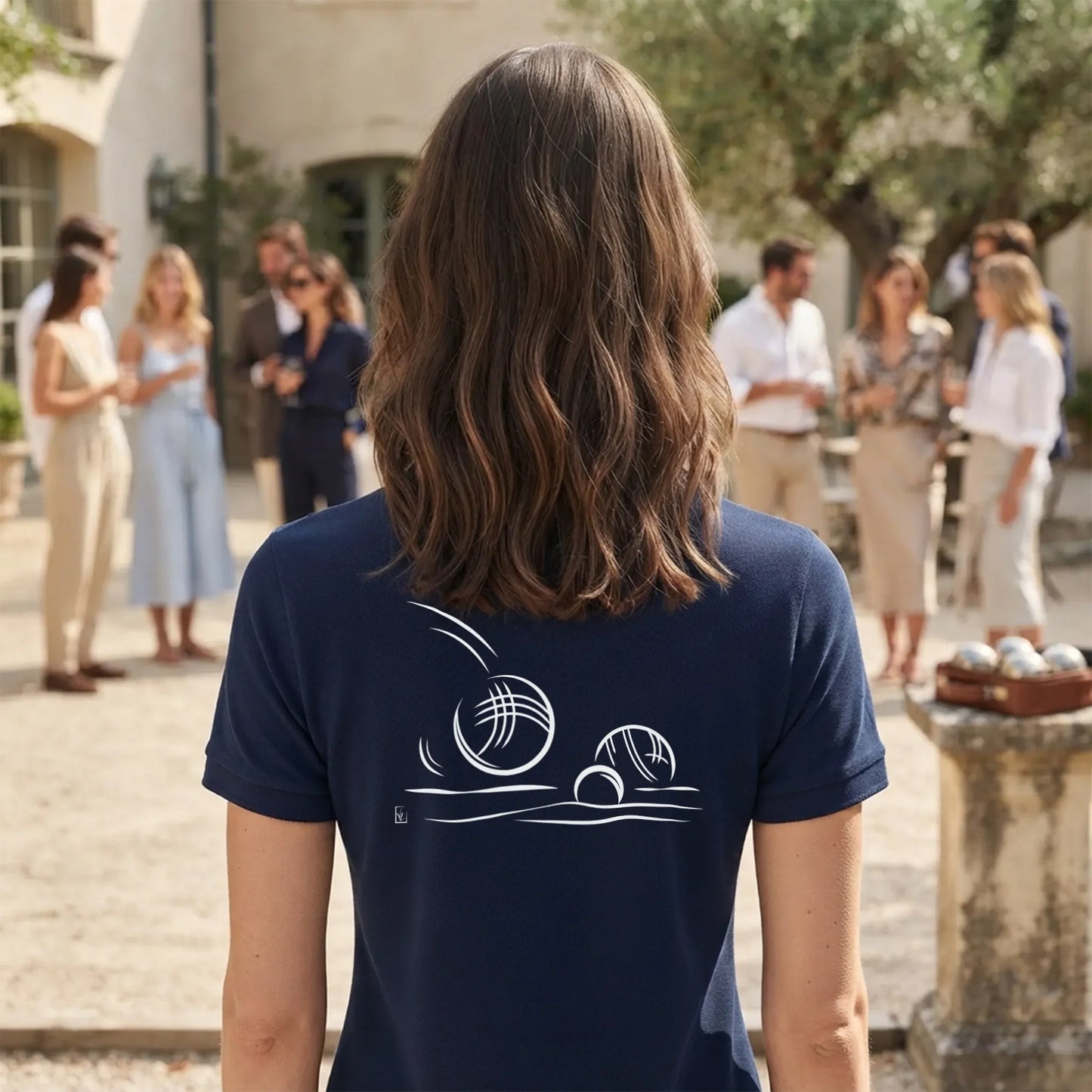 Polo Pétanque femme bleu navy à personnaliser avec un texte, un prénom, surnom. Idée cadeau joueuse de pétanque, dessin "Réaction" au dos.