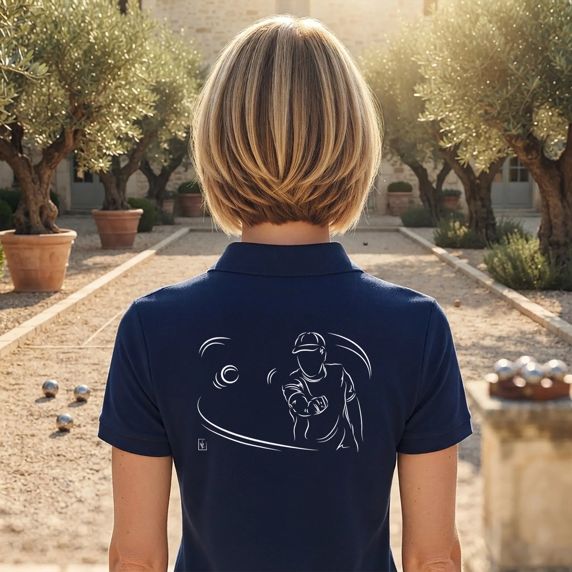 Polo Pétanque femme bleu navy à personnaliser (texte/prénom). Idée cadeau joueuse de pétanque, dessin "Stratégie" au dos.