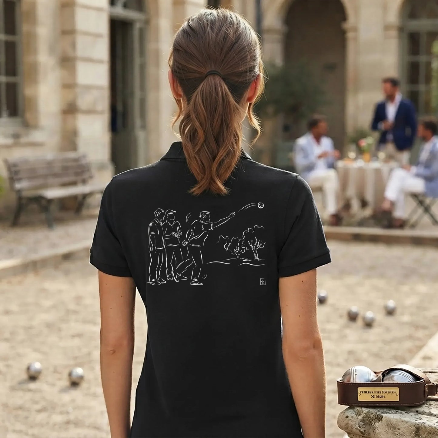 Polo Pétanque femme noir à personnaliser avec un texte, un prénom, surnom. Idée cadeau joueuse de pétanque, dessin "Complices" au dos.