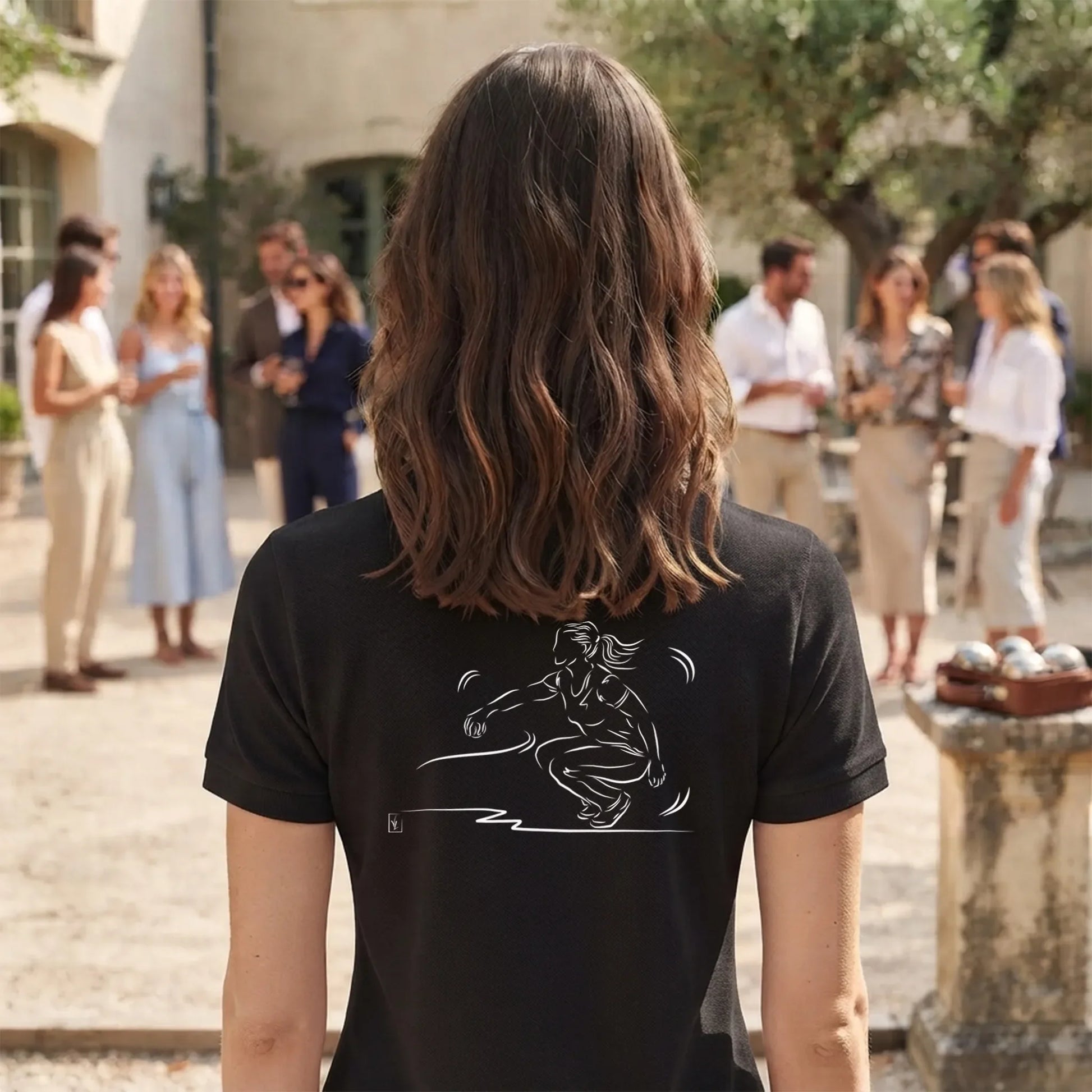 Polo Pétanque femme noir à personnaliser avec un texte, un prénom, surnom. Idée cadeau joueuse de pétanque, dessin "Précision" au dos.