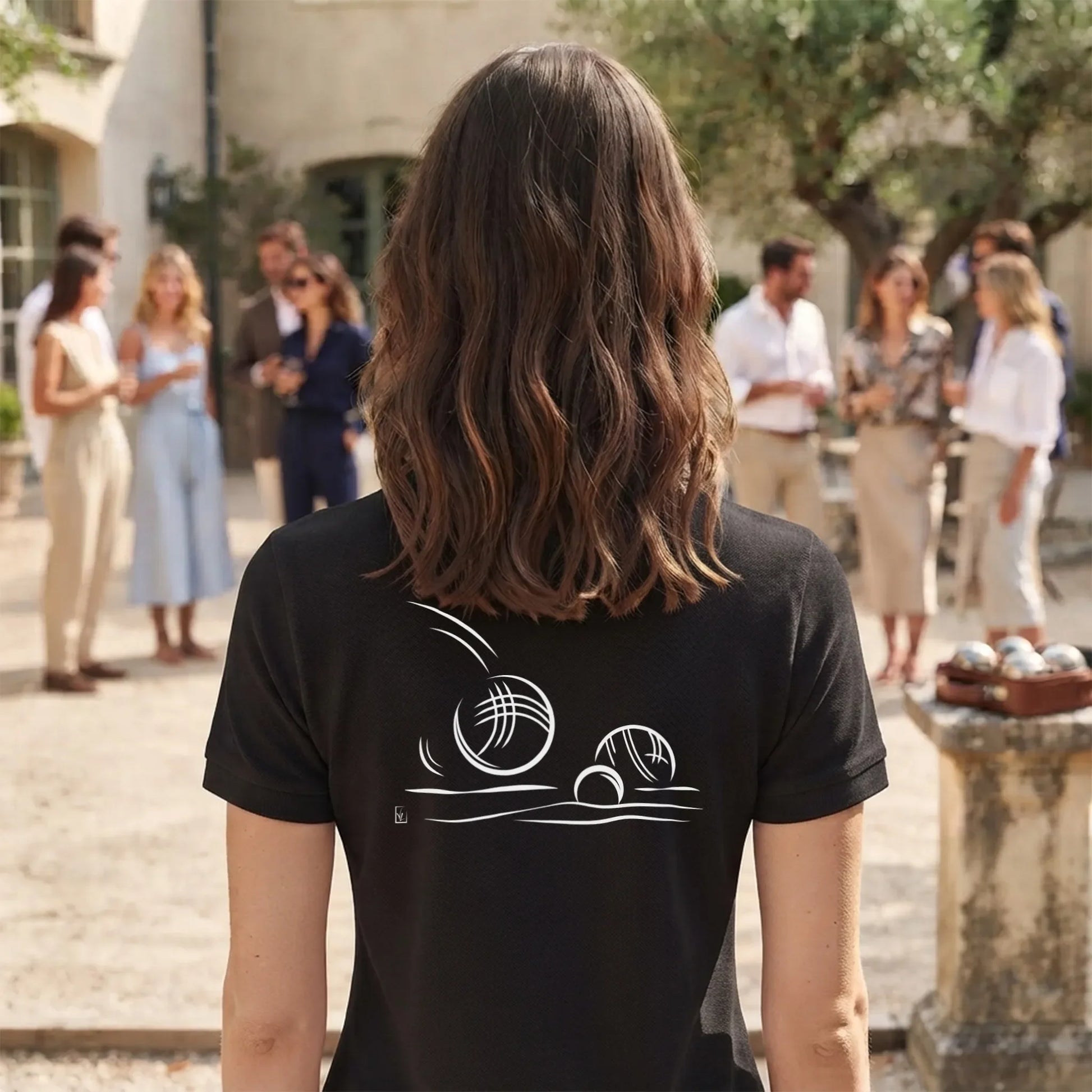 Polo Pétanque femme noir à personnaliser avec un texte, un prénom, surnom. Idée cadeau joueuse de pétanque, dessin "Réaction" au dos.