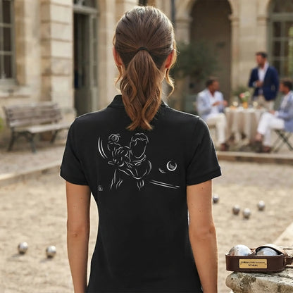 Polo Pétanque femme noir à personnaliser avec un texte, un prénom, surnom. Idée cadeau joueuse de pétanque, dessin "Rigueur" au dos.