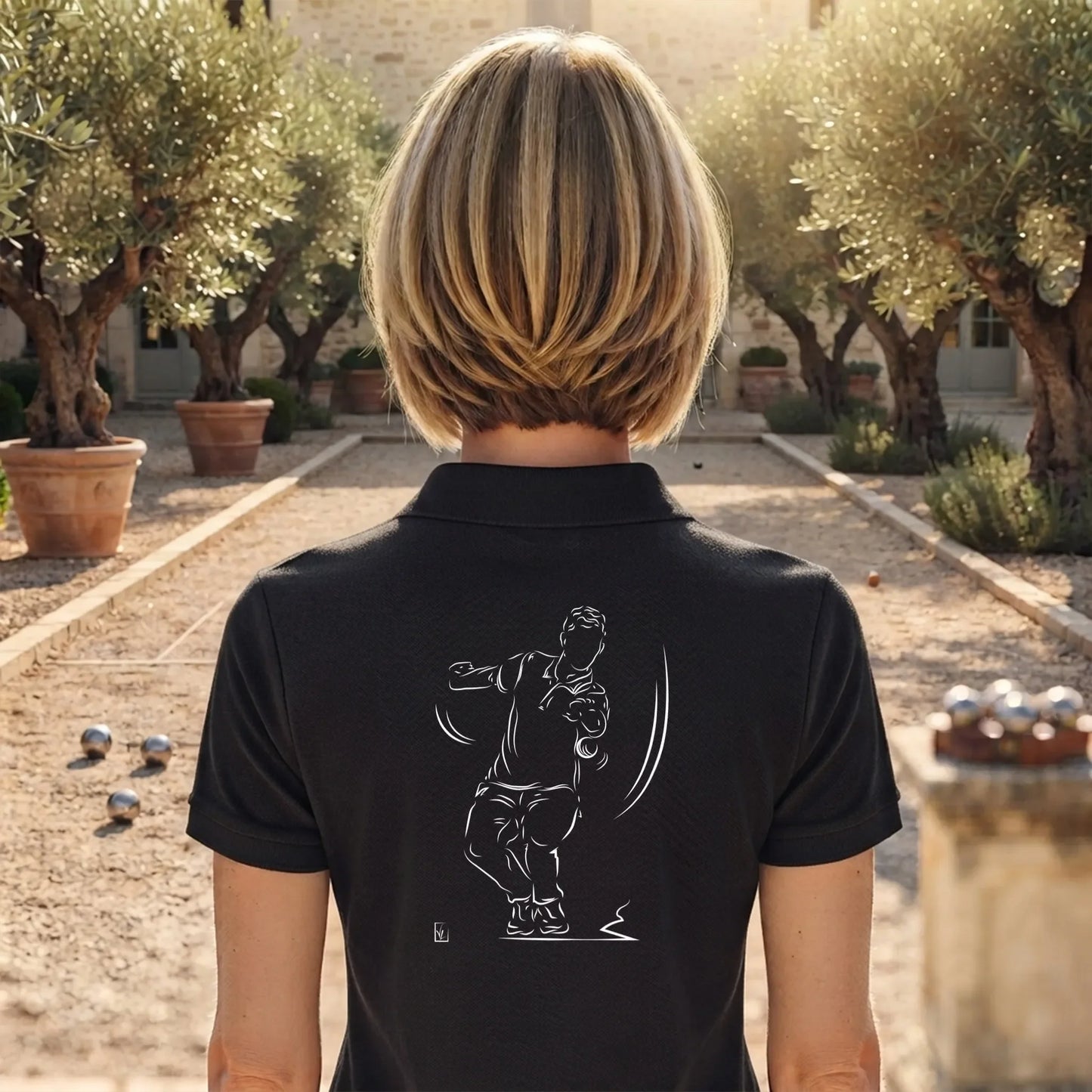 Polo Pétanque femme noir à personnaliser avec un texte, un prénom, surnom. Idée cadeau joueuse de pétanque, dessin "Trajectoire" au dos.