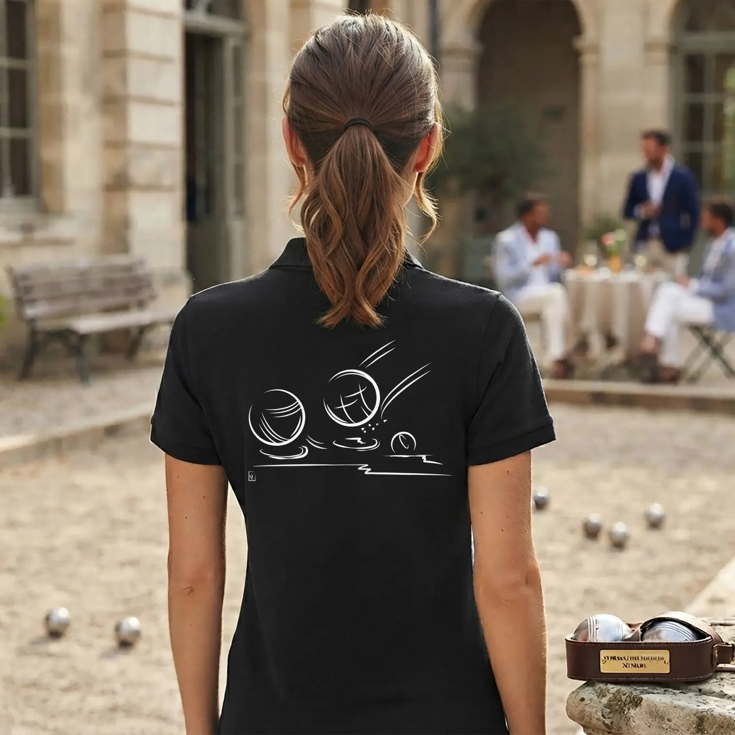 Polo Pétanque femme noir à personnaliser avec un texte, un prénom, surnom. Idée cadeau joueuse de pétanque, dessin "Impact" au dos.