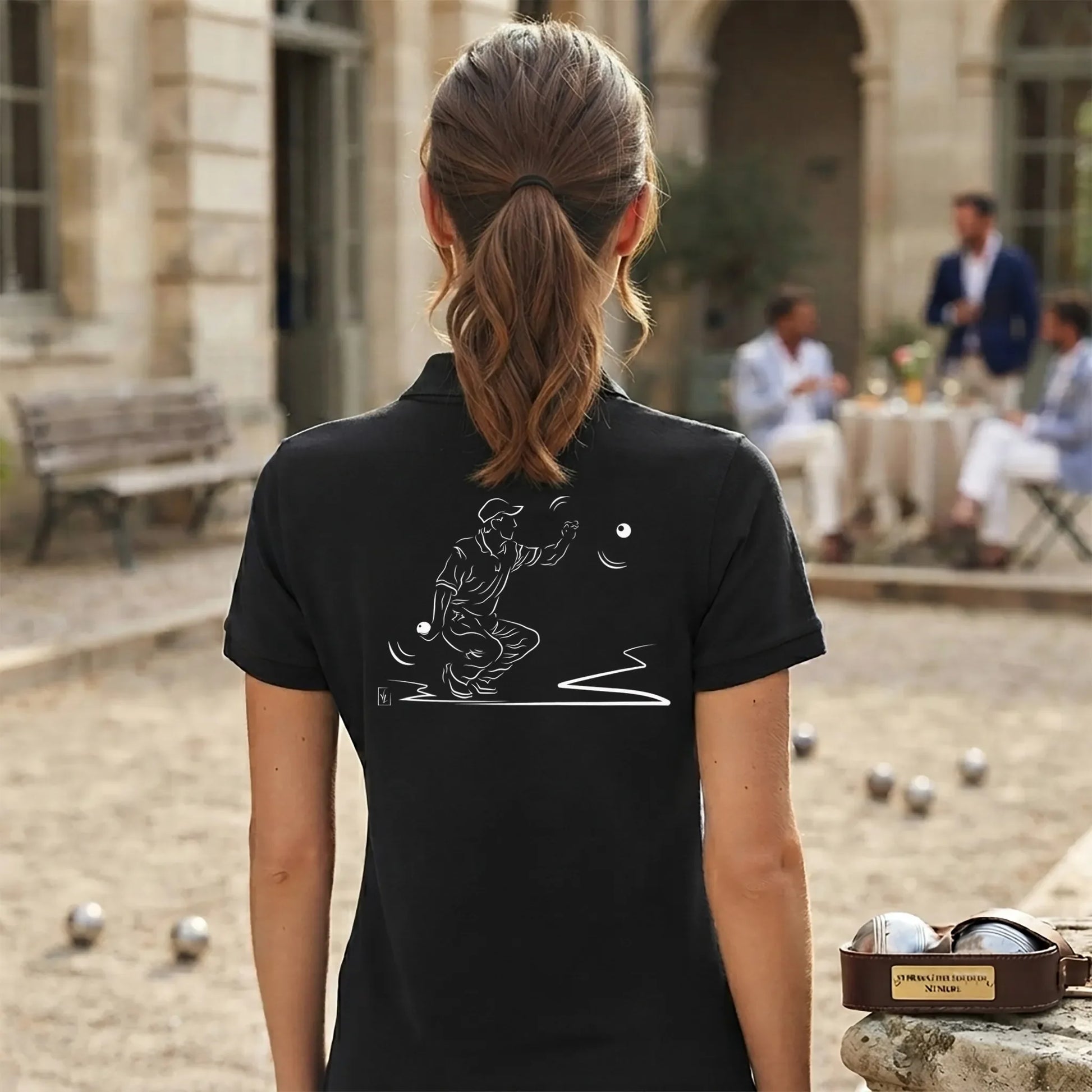 Polo Pétanque femme noir à personnaliser avec un texte, un prénom, surnom. Idée cadeau joueuse de pétanque, dessin "Point" au dos.