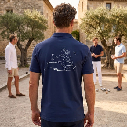 Polo pétanque homme bleu personnalisé (texte/prénom/Club). Idée cadeau pétanqueur, dessin "Au Féminin" au dos.
