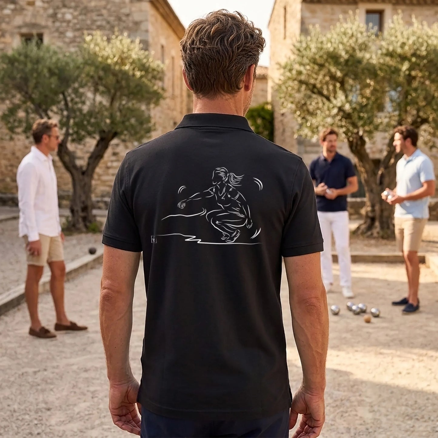 Polo pétanque homme noir personnalisé (texte/prénom/Club). Idée cadeau pétanqueur, dessin "Au Féminin" au dos.