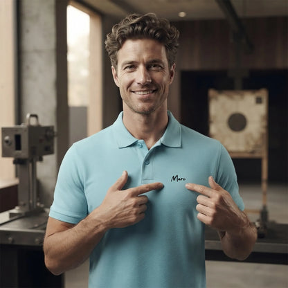 Polo Tir Sportif homme bleu océan personnalisé (texte/prénom). Idée cadeau tireur tireuse Carabinier Pistolier, dessin "Maîtrise" au dos.