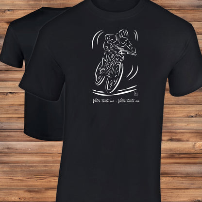 Graphisme Vélo VTT Cross course sur T-shirt noir homme à personnaliser avec un texte. Création Virginielinard.com ©.