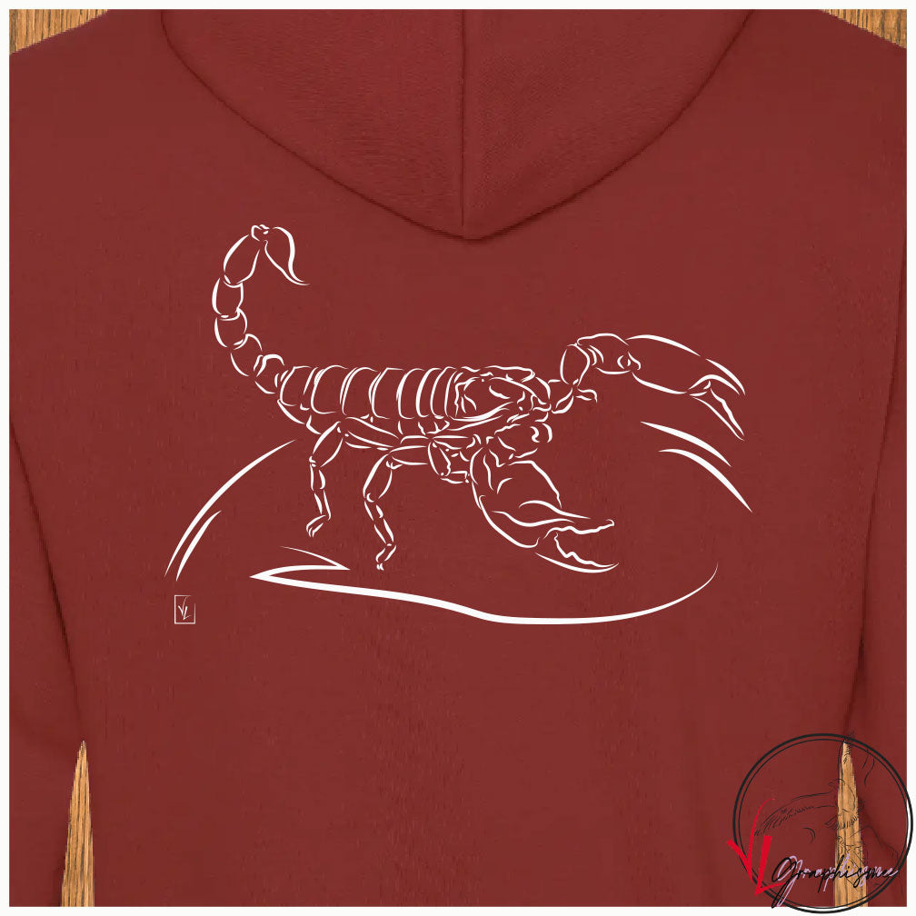 Graphisme Scorpion au dos d'un sweat couleur rouge brique, personnalisable avec un texte